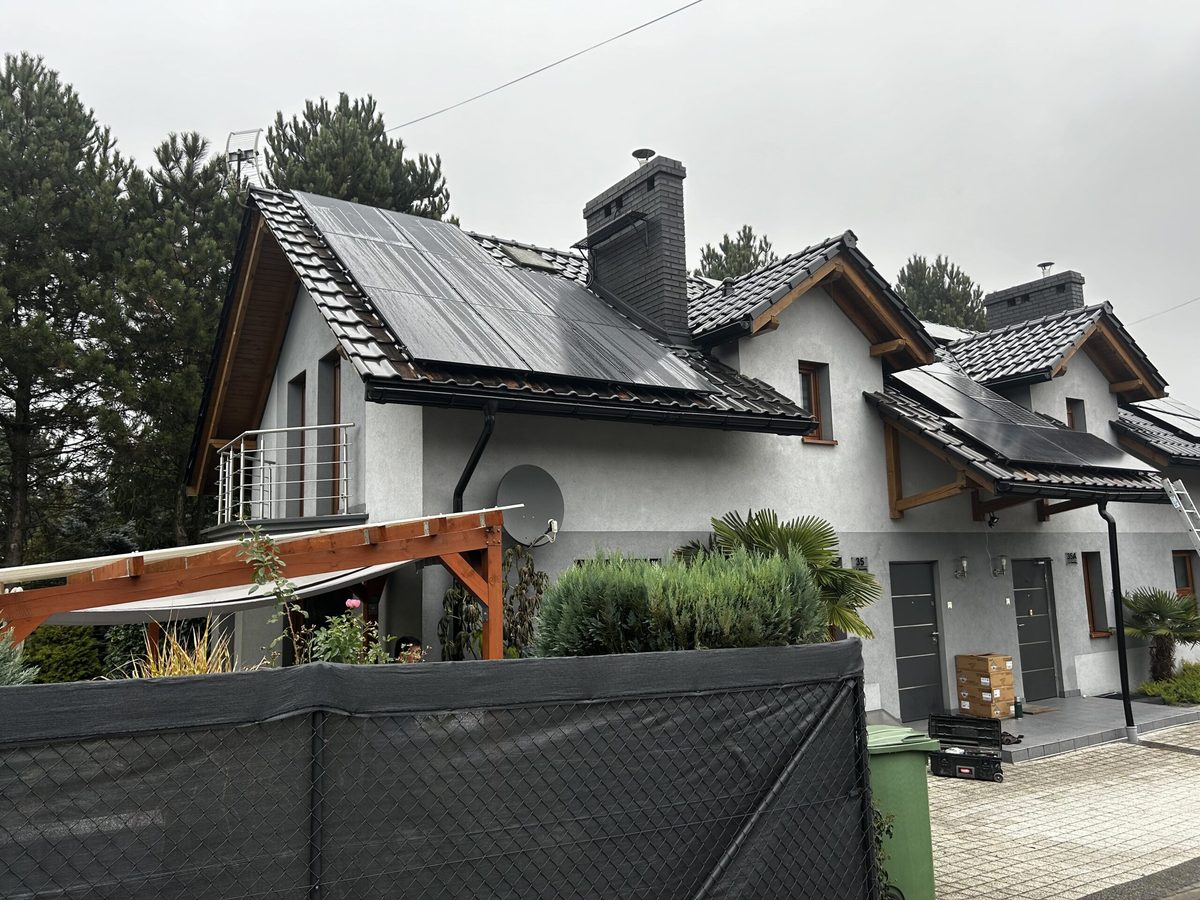 Panele fotowoltaiczne na dachach sąsiednich domów — realizacja Własna Energia na Śląsku
