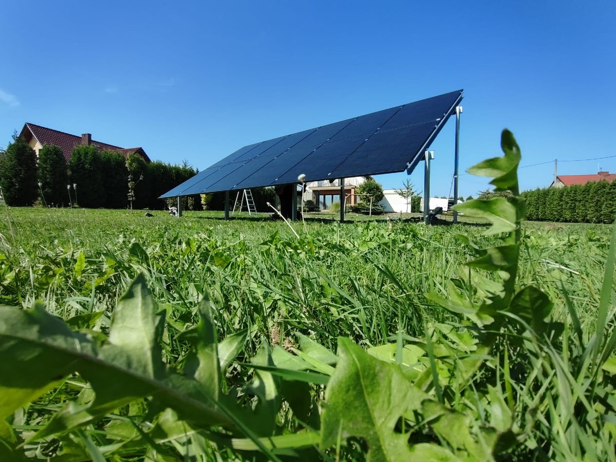 Naziemna instalacja fotowoltaiczna w ogrodzie — realizacja Własna Energia na Śląsku